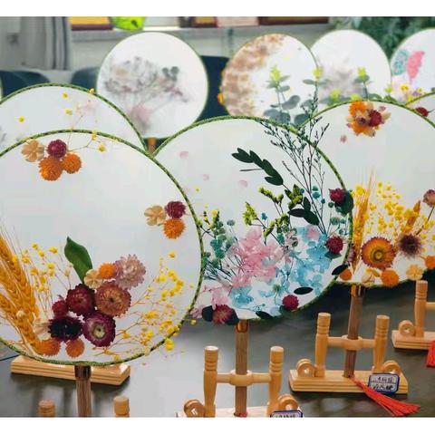 “水墨扇语，巾帼雅韵”——乌鲁木齐市第136小学“三八妇女节”团扇制作活动纪实