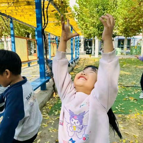 邹平市韩店镇中心幼儿园中四班班本课程——《树叶宝宝》