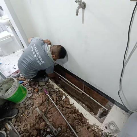 卫生间地面一踩就渗水，是哪里漏水？