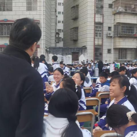 331班学子在这次运动会尽显雄威。在这秋高气爽的十一月里，我们迎着秋日的阳光，伴随着收获的季节，迎来了欢快精彩的校运动会。