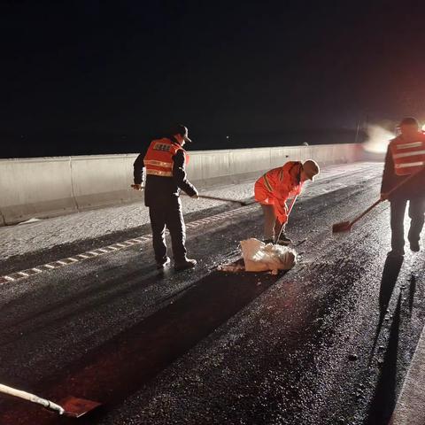 罗山公路：战风雪、斗严寒、保畅通