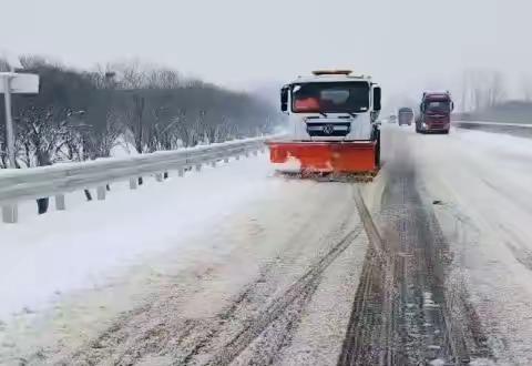 罗山公路持续清雪除冰保畅通