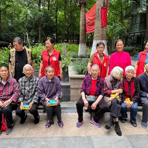 心系银发老人，沟通交流暖心房。