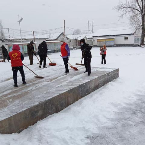 沣水镇大高村网格员带领公益岗人员清理村内街道积雪，确保村民出行方便安全。