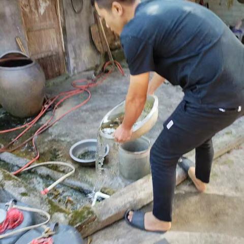 兰兴农场开展“翻盆倒罐，防蚊灭蚊”，“两热防控”卫生整治活动