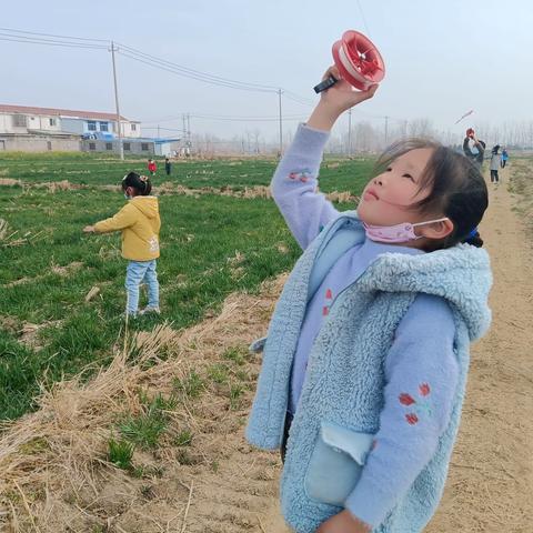 “与鸢共舞，放飞春天”——东兴村开展春季踏青放风筝活动