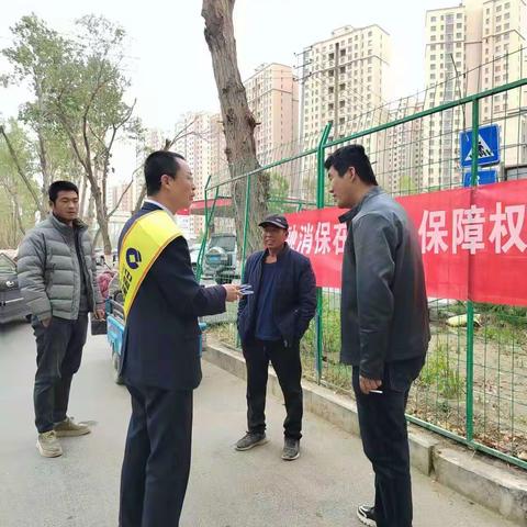 建行格尔木中山支行开展金融知识进商圈
