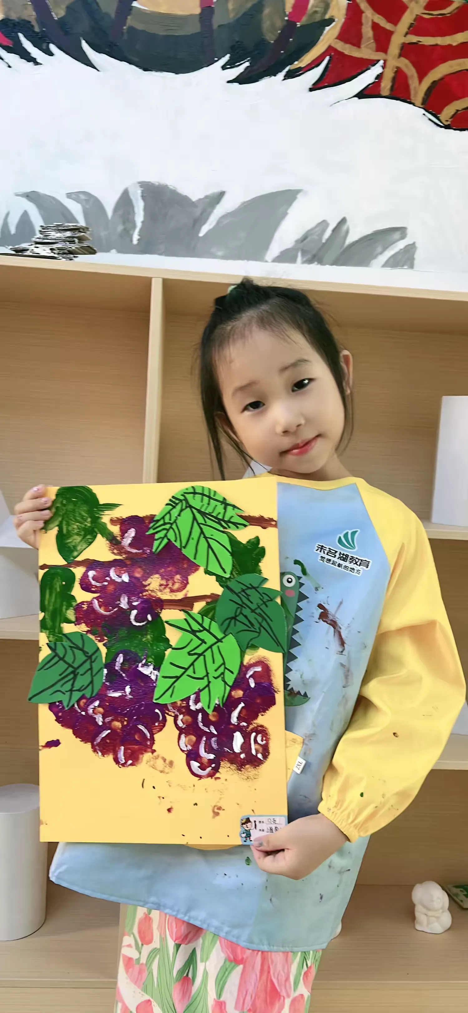 葡萄之间的近大远小关系,重彩相近色画出提子的颜色,水粉画出葡萄的