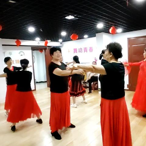 保利公馆交谊舞团队，欢度国庆、喜迎中秋舞蹈精彩表演！