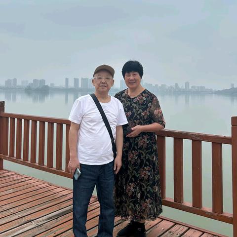 国庆佳节遇中秋，长假休息到处游。今天儿子带我们俩老游玩武汉江夏里和嘉鱼不夜城，看景点，留美照，欣赏精彩节目表演，玩的非常开心！快乐分享！