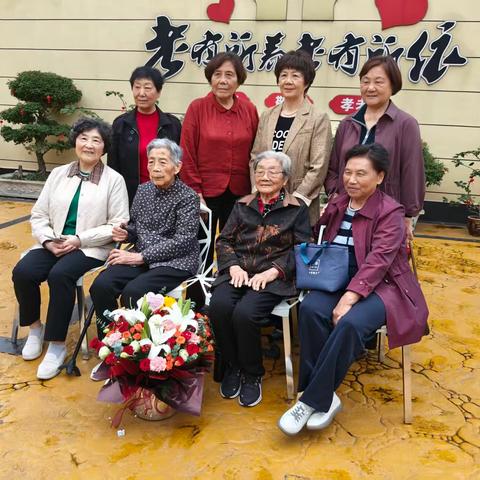 松滋市《巾帼风采群》看望原县妇联老领导覃珍章同志活动记实