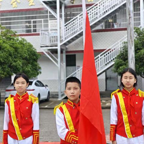童心向党 领巾飘扬——2025年溪口镇中心小学少先队入队仪式纪实