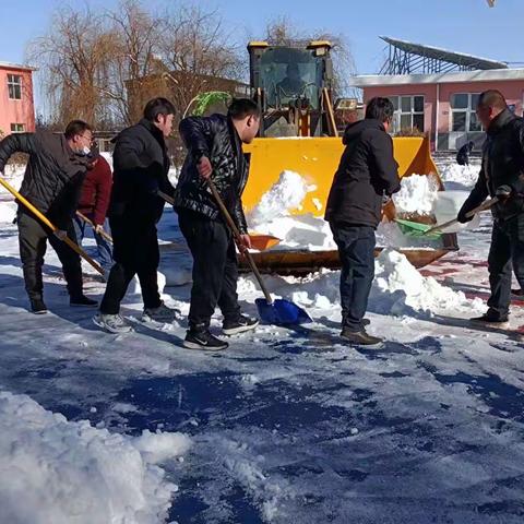 家长助力除雪忙 热情似火暖严冬