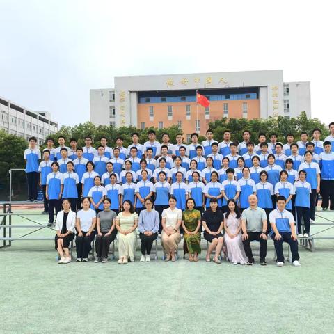 《一场毕业篝火，藏尽老师满心不舍》