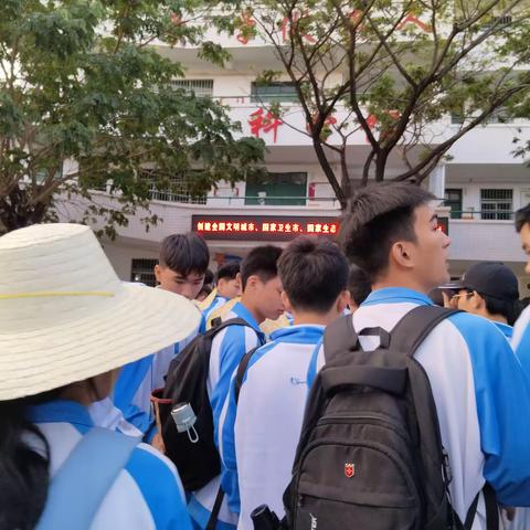 脚步丈量世界-----东方市铁路中学2024届高三月亮湾研学旅行