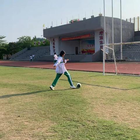 高三九班王莹(足球射门)
