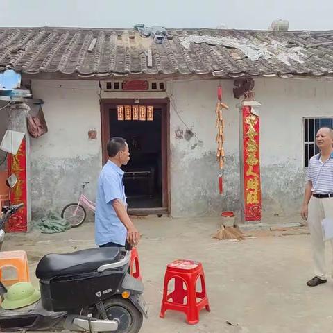 三才镇党委委员、副镇长叶泰明深入现场指导危房改造工作