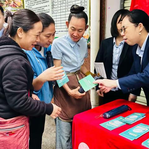 浦发银行海口蓝天路支行员工走入向荣村开展整治拒收人民币现金宣传活动