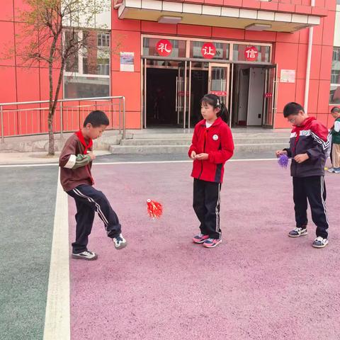校园里的花样毽子时光