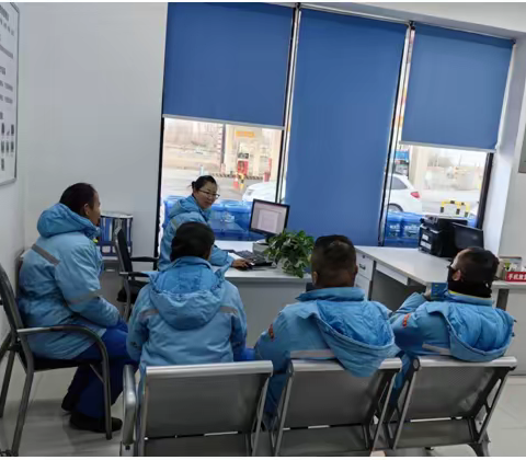 【哈密销售公司】哈罗加油站认真开展便利店自查