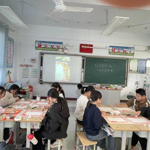 广川镇新城小学美术课堂：创意水粉绘深秋，斑斓色彩绽童真