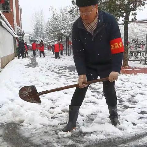 洪马中学党员群众清扫积雪保校园平安