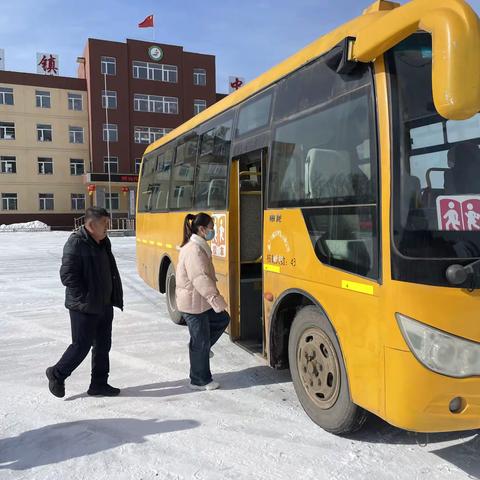 增强安全防范意识，铸牢安全屏障——湾甸子中心小学新学期校车会议及校车安全检查活动报道。