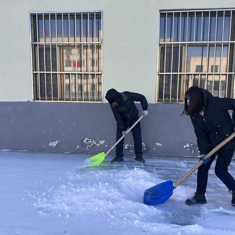 【文明校园风采展】飞雪靓校园 除雪暖人心——白泥井镇中心小学除雪掠影