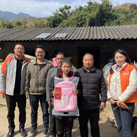 寒冬送温暖，实现小心愿——潞江镇从岗小学为留守儿童、困境儿童家庭送上关怀。