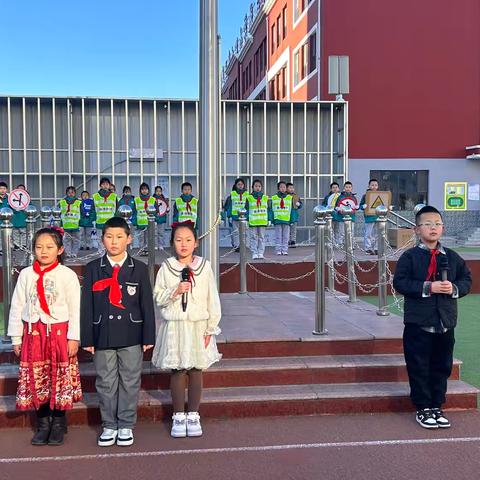 遵守交通规则  关爱生命旅程——平城区十四校知行分校三三中队升旗仪式