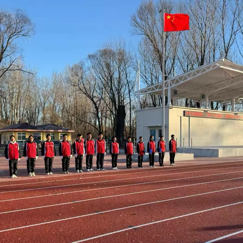 北戴河中加英桥学校少年发展部初一3班《心怀感恩 致敬中国力量》主题升旗仪式