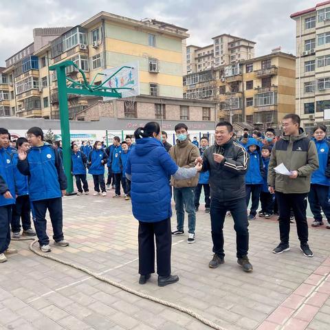 力“拔”山河“绳”聚力，师生上阵齐争锋———记龙园中学七年级拔河比赛