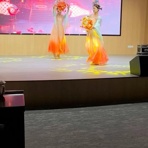 滚灯.著名特型表演艺术家唐国强、郭伟华、卢奇、谷伟观看