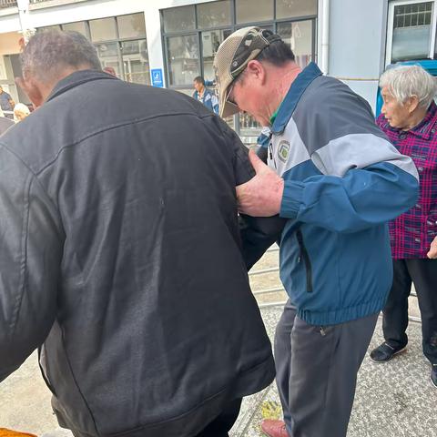 《重阳敬老，爱满人间》