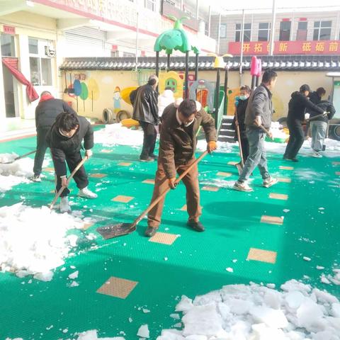 雪花纷飞扮校园    扫雪除冰暖人心——柳树底幼儿园扫雪除冰行动