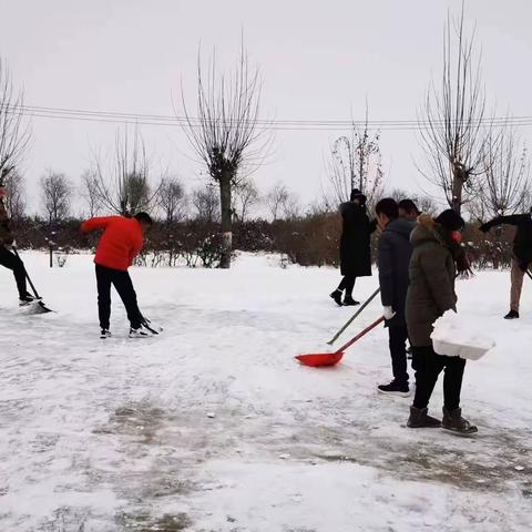 温情融积雪   爱意满校园—东魏隆基小学扫雪除冰活动