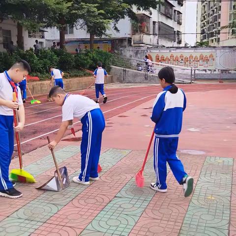 “打扫校园环境卫生，美化校园，清洁家园”——琼中县第二小学五(3)班劳动简篇