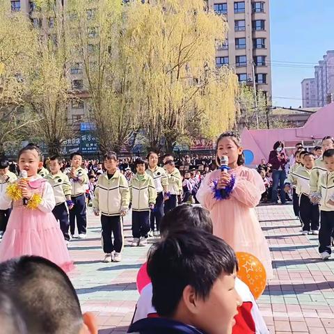 精彩童年 绚丽绽放 ---三友幼儿园小朋友在三友小学春季运动大会开幕式上表演舞蹈《banana chacha》