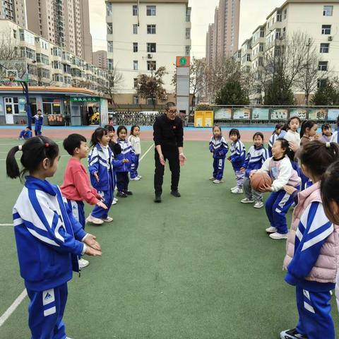 公园路小学南校区第二期家长课堂 | «篮球初体验»