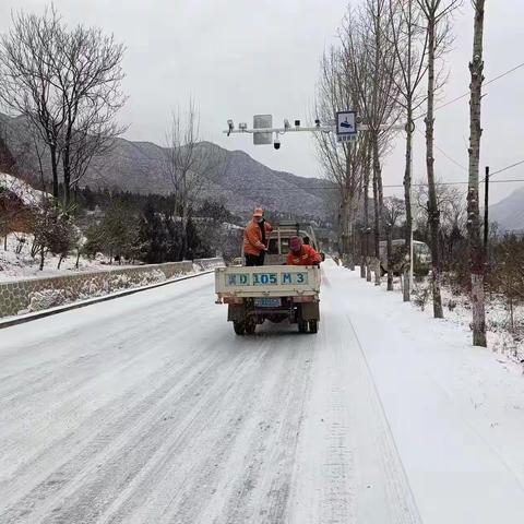 浴“雪”奋战保道路安全畅通