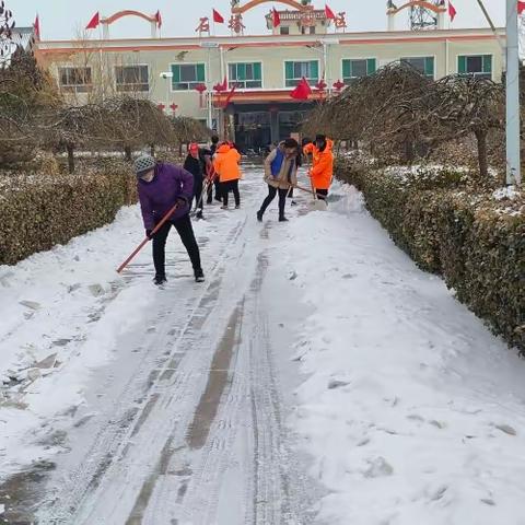 「瑞雪兆丰年，社区暖心间」石塔社区除雪活动