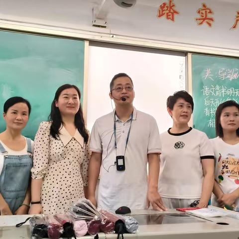 勤學終得榜上名，￼青春奮鬥正當時   ——崇雅中學八（14）班  期中考試    表彰大會￼