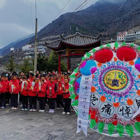 缅怀革命先烈 赓续红色血脉——德钦县示范小学清明节祭英烈活动