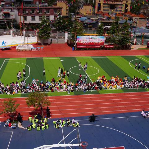 党旗下的少年，田径场的激情——德钦县示范小学“庆六一”夏季田径运动会