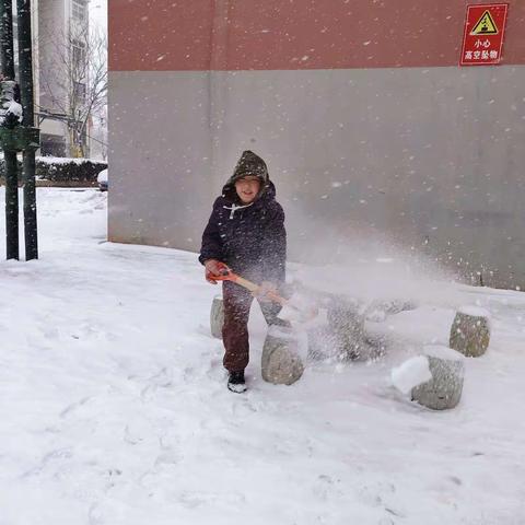 冬日暖人心，扫雪我先行---胜利第一小学五年级三班“开展扫雪铲冰实践课”