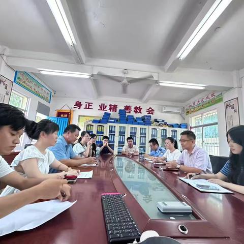 中秋国庆两节临近，东方市新龙镇安全工作交流会走进新龙中心学校