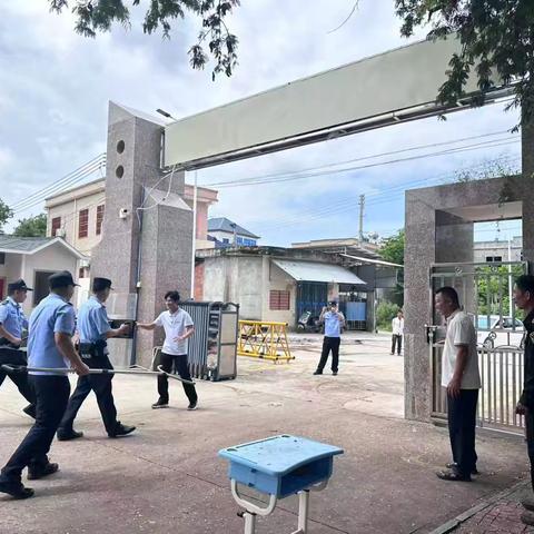 东方市教育局新龙中心学校联合派出所开展反恐演练活动