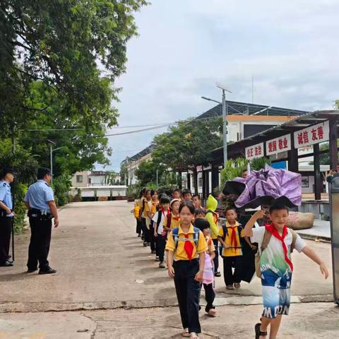 东方市教育局新龙中心学校开展护学岗活动
