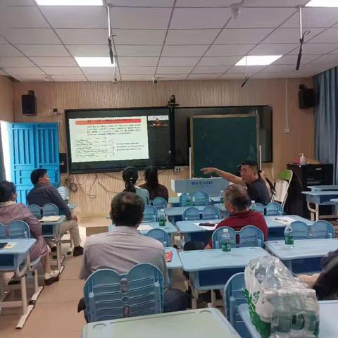 新龙中心学校落实思政课集体备课活动 推动政策知识融入教育