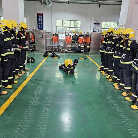 自强西路消防救援站组织开展空气呼吸器全脱半脱技术训练